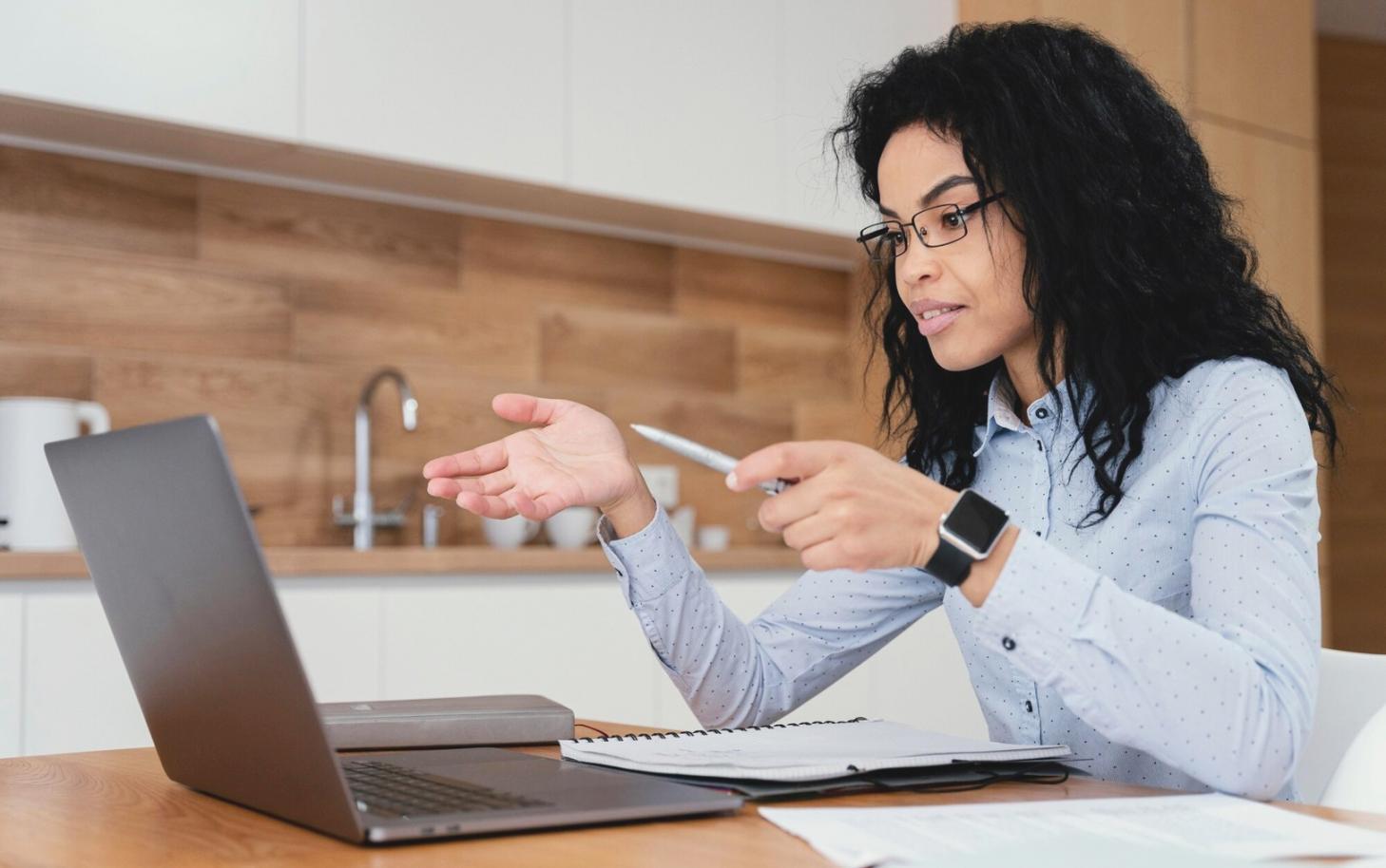 Espacio de trabajo colaborativo en las oficinas de navorexilia en Oviedo